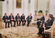 Die Beziehungen zu Russland normalisieren Im Mittelpunkt eines Gesprächs mit Russlands Präsident Wladimir Putin standen die österreichisch-russischen Beziehungen. Im Bild von links: Wirtschaftskammer-Präsident Christoph Leitl