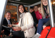 Spiel, Spaß und Spannung am Bauernhof Sophie Karmasin und Andrä Rupprechter am Traktor mit Kindern.