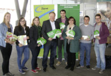 Aktionstag erreichte 42.000 Konsumenten Vor einem Supermarkt in Gänserndorf suchte Bauernbundobmann Hermann Schultes mit zahlreichen Funktionärinnen und Funktionären das Gespräch mit den Konsumenten.