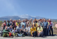 Von Zitronen und Gelassenheit Eine bunte Gruppe aus 46 Teilnehmern verbrachte eine abwechslungsreiche Woche. Der sizilianische Reiseleiter Marcello (vorne