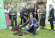 Auftaktveranstaltung zu Green-Care-Eisenstraße Festgäste und Referenten bei der Baumpflanzung in Gaming.