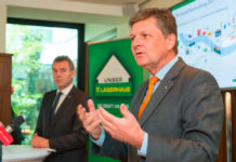 Mengen im Plus, Umsätze nur leicht im Minus – die RWA behauptet sich in einem schwierigen wirtschaftlichen Umfeld RWA-Generaldirektor Reinhard Wolf (r.) und Vorstandsdirektor Stefan Mayerhofer präsentierten die Ergebnisse des RWA-Konzerns und der Raiffeisenlagerhäuser im Geschäftsjahr 2015.