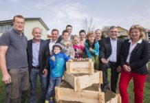 ÖSFO Salzburg: Starkes Signal für regionale Lebensmittel Große Begeisterung bei den Kindern der Volksschule Elixhausen und ebenso bei den Initiatoren und Unterstützern des Projektes "Erdäpfel-Pyramide" über die vielen Teilnehmer.