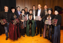 Trachten sind ein wichtiger Teil des Kulturguts Landesrat Christian Bernhard (4. v. r.) präsentierte das neue Trachtenbuch.