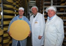 Kleinsennereien im Aufwind Der Tiroler LHStv. Josef Geisler (Mitte) mit Firmenchef Herbert Plangger (r.) und Enkel Reinhard Brunner im neuen Felsenkeller in Niederndorf/Sebi