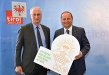 Weitere Anreize für private Solaranlagen Energiereferent LHStv. Josef Geisler mit Stephan Oblasser (l.)