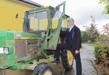 Der Mais- und Sojaprofi aus Groß Sierning Erich Polly mit seinem Pflegetraktor. Die Maschine ist "die wichtigste am Betrieb"