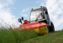 Sicher auf Hängen unterwegs Ein steilerer Hang ist gerade an der am wenigsten geneigten Stelle hinunterzufahren und nicht quer.