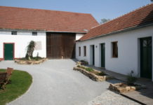 Gut geplante Hofflächen werden nur dort versiegelt, wo es nötig ist Die Gestaltung der Hoffläche mit Grünflächen kommt dem Gesamterscheinungsbild der Hofanlage zugute.