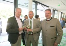 Österreichs Spezialitäten noch stärker positionieren Stoßen auf die "Charta Kulina-risches Österreich" an: Mitterlehner