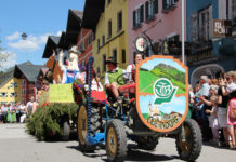 Die JB/LJ des Bezirkes Kitzbühel bewegt etwas in ihrer Heimat Die Jungbauernschaft/Landjugend Oberndorf präsentierte mit ihrem Festwagen das Thema "Bio oder konventionell?".