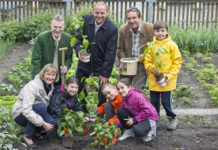 Oranger Snackpaprika ist Gemüse des Jahres V. l.: DI Evelyn Darmann (Geschäftsführerin LFI Tirol)
