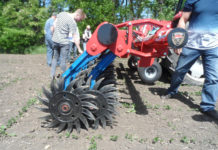 Ziehen oder Rollen, das ist die Striegel-Frage Hatzenbichler Rotorstriegel Spider - einzeln aufgehängte Rollsterne