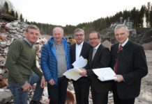 Verbesserungen bei der Recycling-Baustoff-Verordnung Landesrat Josef Schwaiger (m.) mit Abg.z.NR Peter Haubner (2.vr.) und LAbg. Josef Schöchl (r.) beim Besuch der Firma SBR in Thalgau.