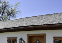 “Weißt du, was du dir da antust?” Christian und Barbara vor der neu errichteten "Backstube"