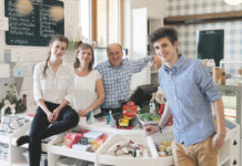 Der Eis-Greissler in Krumbach Andrea und Georg Blochberger - mit ihren Kindern Leonie und Fabian ? bieten im Hofladen nicht nur die selbst kreierten Eisspezialitäten an