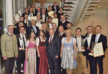 Rekordbeteiligung bei der Landesweinprämierung Landesrat Stephan Pernkopf (l.) LK-Präsident Hermann Schultes und LK-NÖ-Vizepräsident Otto Auer (Mitte) freuen sich mit den Siegern der NÖ Landesweinprämierung 2016.