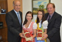 Sabrina I. ist die neue Erdbeer-Königin LK-Präsident Franz Stefan Hautzinger