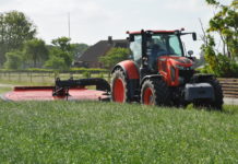 Neue Mähwerkreihe mit Rennsportkomponente Während der Arbeit bleiben der Auslegerarm des Mähwerks und die Position der Heckhydraulik immer auf einer konstanten Position. Am Vorgewende wird die Mäheinheit über einen Hydraulikzylinder ausgehoben.