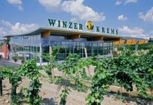 Der Heurige auf dem Opernball Das neue Presshaus der Winzer Krems. Der größte Umbau in der bald 80-jährigen Unternehmensgeschichte war die Errichtung eines neuen Kellers im Jahr 2004. Vor zwei Jahren wurde der Vinothekkeller Bründlgraben revitalisiert.