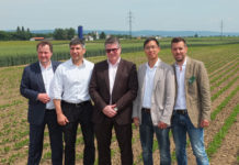 Austro-Soja – Höhenflug auf dem GMO-frei-Trend Österreich hat in der internationalen Sojaszene eine Vorreiterrolle - im Bild v. l.: Karl Fischer (Saatbau Linz)