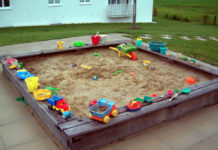 Sandkasten – Spielspaß für endlose Stunden Für Kinder ist ein Sandkasten ein Riesenspaß: Burgen bauen
