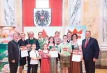 Vier oö. Betriebe tragen die Bundes-Genusskrone Rupprechter (r.) und Grabmayr (l.) gratulierten den oö. Bundessiegern: (v.l.) Walburga und Josef Rogl