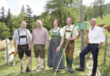 Warntafeln sorgen für mehr Sicherheit Die Almbauern der Zeisel-Hinteralm