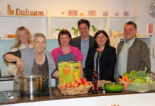 Imst: Regionalität ist Lebensqualität in den Pflege- und Altersheimen Bewohner kochen hier regelmäßig auf jeder Wohneinheit mit. Heimleiterin Mag. Andrea Jäger