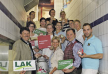 “Heimische Produkte sichern Arbeitsplätze” Bei den Wilhelmsburger Hoflieferanten: LAK-Präsident Freistetter und Direktorin Tanner mit Franz und Johannes Bertl und deren Team