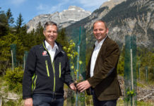 Schutzschild Wald: Zwei Millionen Bäume gepflanzt LHStv. Josef Geisler (re.) und Landesforstdirektor Josef Fuchs sehen im Wald den besten und günstigsten Schutz vor Naturgefahren.