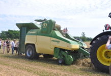 Gut gepresst ist schon halb gewonnen Krone zeigte in Ungarn die auf der Agritechnica ausgezeichnete mobile Pelletiermaschine Premos erstmals im praktischen Einsatz.