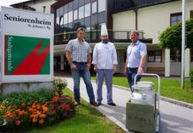 Für unsere Kinder ist das Beste gerade gut genug Biobauer Hans Saller-Kraft (r.) liefert Bio-Rohmilch für die Küche des Seniorenheimes in St. Johann. Koch Dieter Almstorfer (m.) und Seniorenheimleiter Fritz Neu (l) kaufen auch viele weitere Lebensmittel in der Region ein.