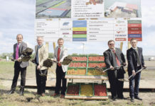 Marchfeldtomaten auf Expansionskurs Spatenstich mit Ehrengästen: LK-NÖ-Vizepräsident Otto Auer