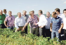 Überflutungen vermeiden LK-Präsident Hermann Schultes und LR Stephan Pernkopf mit Landwirten der Bezirksbauernkammern Korneuburg und Hollabrunn