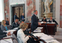 Kuenz: Einschneidende Beschlüsse des Landtags LAbg. Hermann Kuenz (Mitte) im Tiroler Landtag: "In der Debatte kommt am besten zum Vorschein