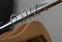 Ein voller Kleiderschrank und nichts zum Anziehen Wie sieht Ihr Kleiderschrank aus? Entrümpeln Sie ihn regelmäßig? Oder wissen Sie gar nicht