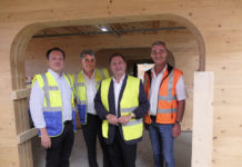 Bretter, die die Welt beeindrucken Im Stora Enso CLT-Werkt in Ybbs an der Donau - auch die Produktionshalle wurde aus massiven Brettsperrholz-Platten gefertigt. Im Bild v. l. Werksleiter Erich Faffelberger