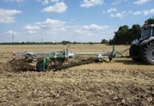 Kelly-Kettenegge hatte Premiere in Österreich Mit der Kettenegge konnten fünf bis acht Hektar pro Stunde mit drei bis vier Litern Treibstoff pro Hektar bearbeitet werden.