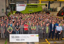 50.000. Lexion-Mähdrescher wurde von Claas produziert Viele arbeiten an der Erfolgsgeschichte des Lexion. Hier zu sehen ist das komplette Montageteam vor der 50.000. Maschine.