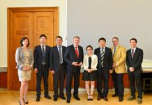 China-Delegation besuchte exportorientierte Betriebe Landwirtschaftsminister Andrä Rupprechter (4. v. l.) und Ulrich Herzog vom Gesundheitsministerium (2. v. r.) mit Experten der chinesischen Behörde für Lebensmittelsicherheit (Aqsiq)