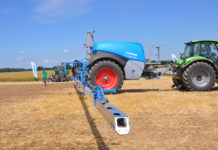 Blaue Profi-Lösungen für den Pflanzenbau Die erste von Lemken selbst entwickelte Anhängefeldspritze glänzt u. a. mit einer im Alurohrgestänge verlaufenden echten Zirkulationsleitung