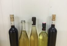 Der optimale Wein-Verschluss Zum Korken gibt es inzwischen zahlreiche Alternativen - allerdings mit unterschiedlicher Kundenakzeptanz und Wirkung auf den Wein. (Die Punkte im Flaschenhals dienen zum zerstörungsfreien Messen des Sauerstoffeintrages.)