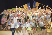 Doppelter Bundessieg für Niederösterreich Niederösterreichs Teilnehmerinnen und Teilnehmer freuten sich über einen Medaillenregen beim LJ-Bundesentscheid "4er Cup" und "Reden".