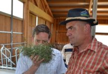 LR Benger: Einkommen um 25 Prozent gesunken Landesrat Christian Benger (l.) zeigt sich über die unverminderte Leistungsbereitschaft der Landwirte erfreut.