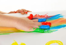 Malen – Experimentieren mit Pinsel, Stift und Farbe Malen fördert die Fein- und Grobmotorik. Durch ein großes Papierformat werden sowohl große