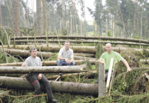 Sicherheit hat nach dem Sturm höchste Priorität BBK-Obmann Nikolaus Noé-Nordberg (m.) und LKR Franz Fischer (r.) bei der Besichtigung.