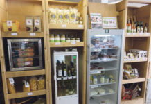 Regional-Regal schafft neue Erwerbsquellen Das Regional-Regal der Filiale Ternberg ist bereits gut bestückt.