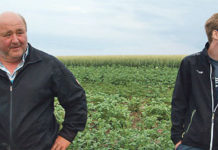 Holz, Erde, Fleisch: Ein Film über das bäuerliche Leben und seine Nachfolger Gemüsebauer Matthias Hertl (l.) ist einer der drei Protragonisten des Films