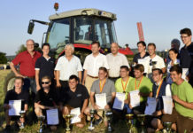 Die besten Pflüger des Burgendlands stehen fest Die Teilnehmer am Leistungspflügen 2016 in Mattersburg mit den Ehrengästen